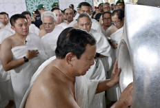  Prabowo Cium Hajar Aswad, Menag Doakan Keberkahan Bagi Bangsa Indonesia