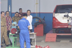 Tinjau SMK Negeri 2 Palembang! Jokowi Berikan Mobil Listrik, Dukung Pendidikan dan Energi Terbaru