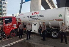 Akibat Jalan Licin, Truk LPG Hantam Pembatas Jalan di Cikunir, Begini Kronologinya! 