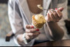 Dahi Tiba-Tiba Nyut Nyutan Saat Makan Es Krim? Ternyata Ini Penyebab Brain Freeze yang Sering Diabaikan