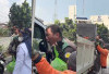 Geram! Dishub Jaktim Towing Motor Ojol Lagi Kerja, Driver dari Bekasi Nangis: Tolong Pak