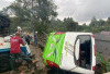 Bus Pariwisata Angkut 30 Penumpang Terguling di Puncak Bogor dan Timpa Sebuah Rumah! Ini Jumlah Korban...