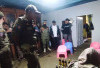 Viral! Satpol PP Banjarnegara Grebek Rumah Warga, Puluhan Botol Miras Disita Saat Idul Fitri
