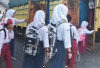 Viral! Demi Pendidikan Anak, Bapak Ini Ubah Truk Menjadi Bus Sekolah, Netizen Ramai Sentil Pemerintah