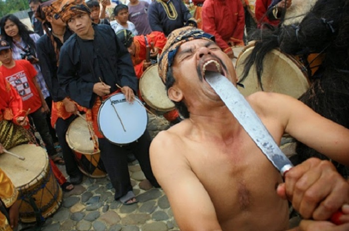 Suku Dayak Paling Unik di Indonesia Masak Sih? Ada Juga Nih Suku Unik Lainnya
