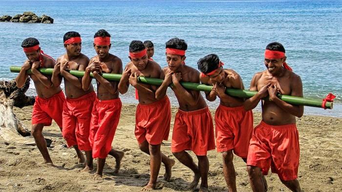 Ritual Berbau Mistis Ala Maluku Atraksi Bambu Gila Seperti Dirasuki Kekuatan Gaib