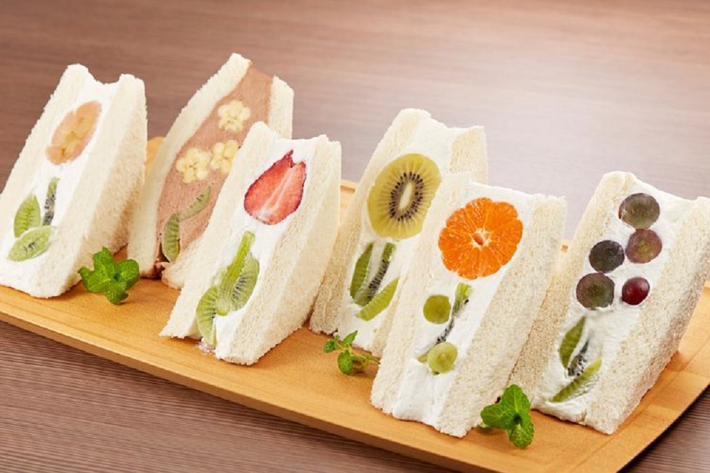 Easy Way To Make Japanese Fruit Sandwich With Kiwi and Strawberry