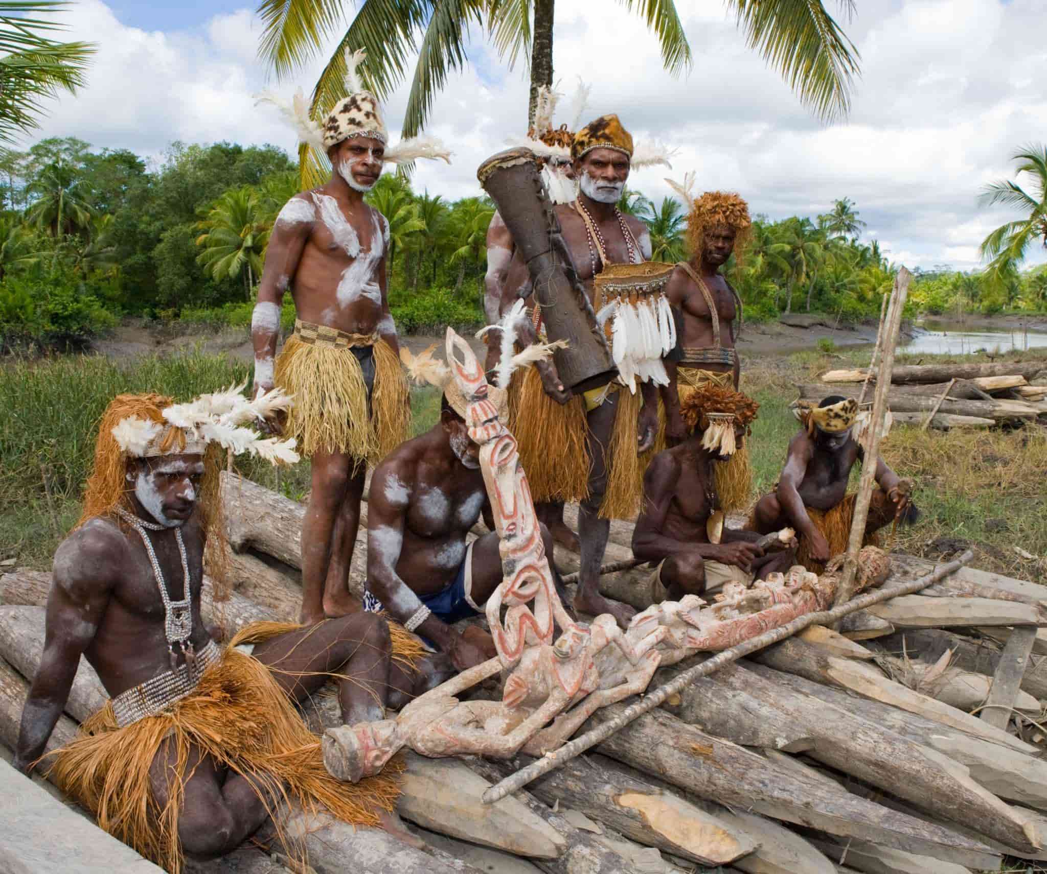 Perempuan Suku Asmat Papua Menjadi Kepala Keluarga, Apakah Para Lelaki Hanya Tiduran Dirumah?