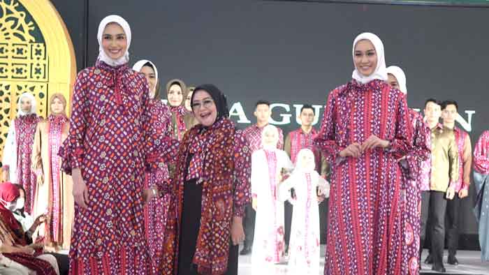Angkat Fashion Etnik Budaya Palembang