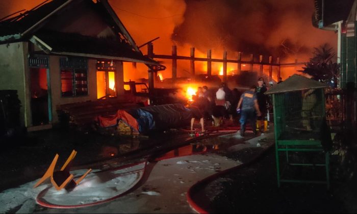 Jelang Subuh Si Jago Merah Membara di Desa Air Paoh, 1 Panglong Kayu dan 3 Mobil  Ludes Terbakar