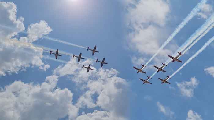 Atraksi Pesawat Jupiter Aerobatic Team, 15 Menit Bermanuver di Langit Pulau Belitung