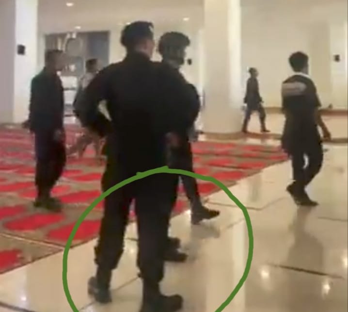 VIRAL! Polisi Bersepatu Masuki Masjid Raya Sumbar, Berdalih Amankan Peserta Demo