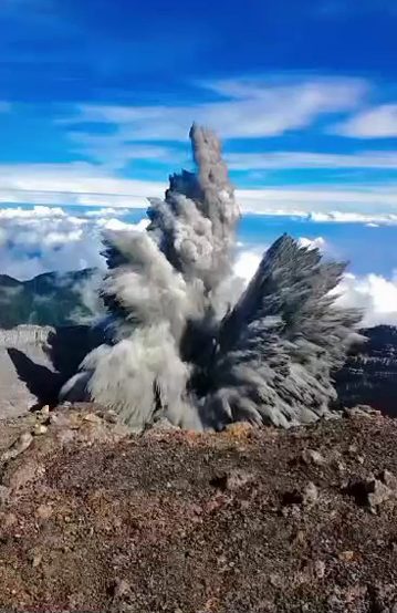 Gunung Dempo Pagaralam Kembali Semburkan Lava