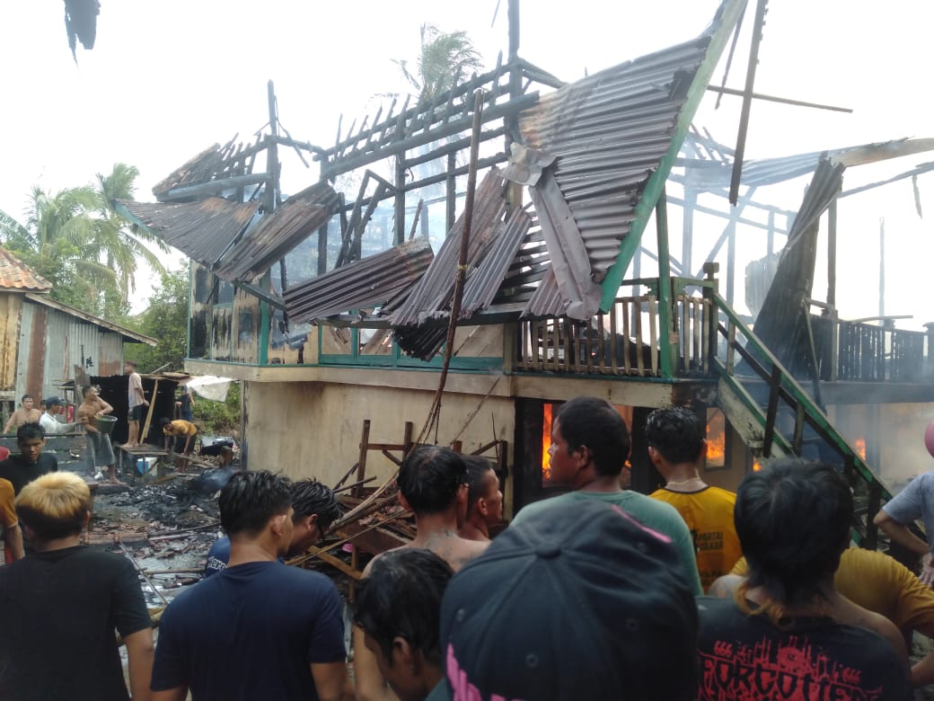 MENCEKAM! Padat Penduduk,Kobaran Api Menghanguskan 10 Rumah