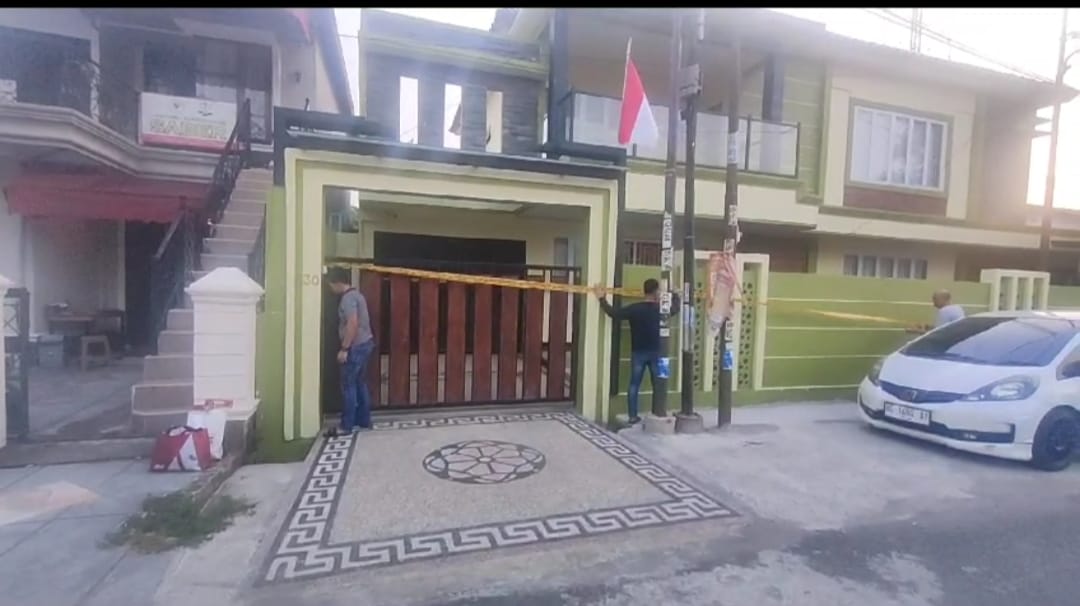 Penggeledahan! Polisi Police Line Rumah Selebgram Cantik Palembang, Sita Sejumlah Barang
