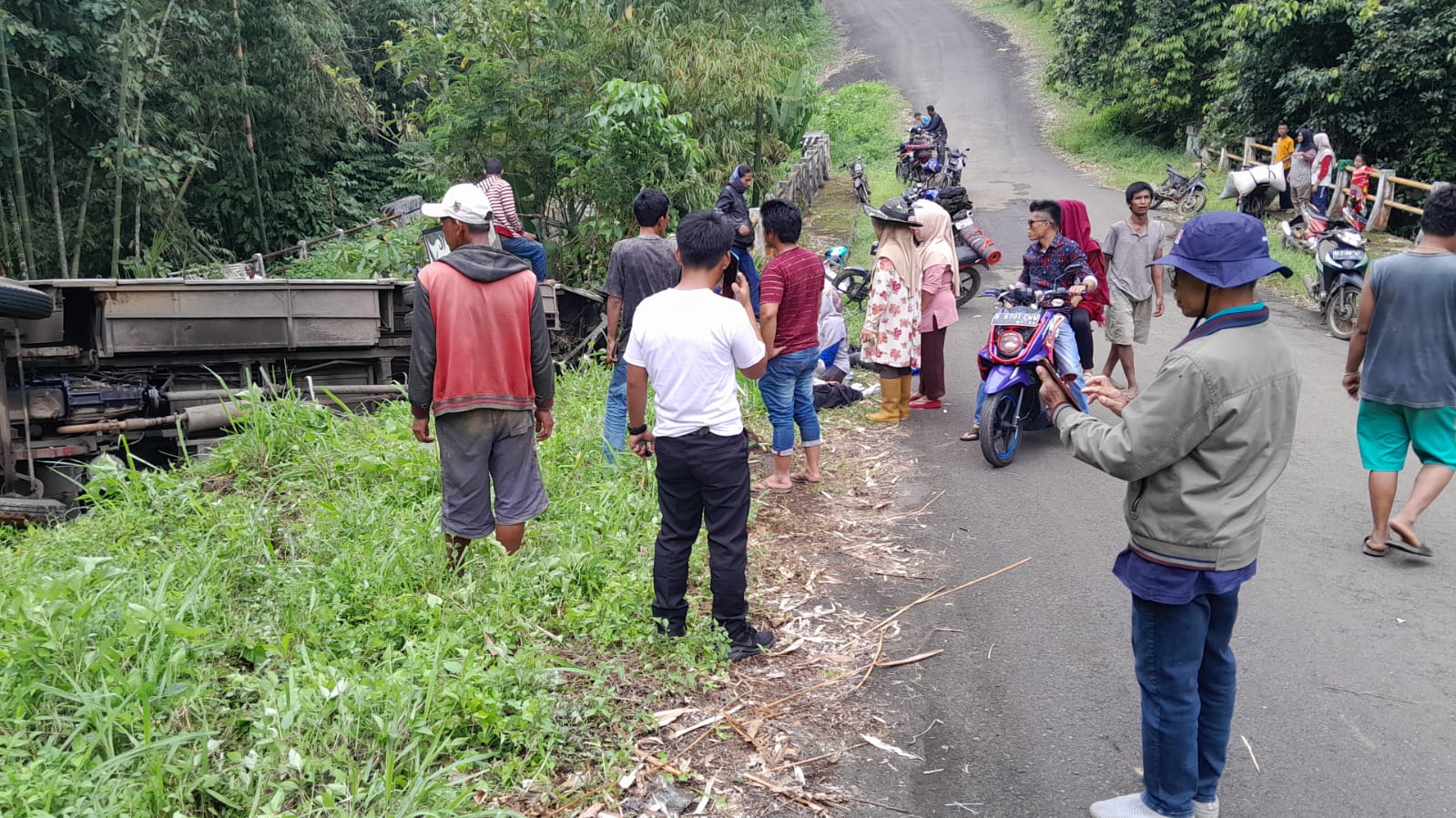Bus Ibu-ibu Pengajian dari Palembang Tergelincir Dekat Air Terjun Pagaralam