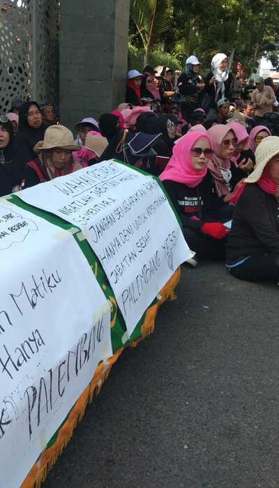 Massa Protes Bawa Keranda Mayat! Menuntut Tetap Masuk Kota Palembang