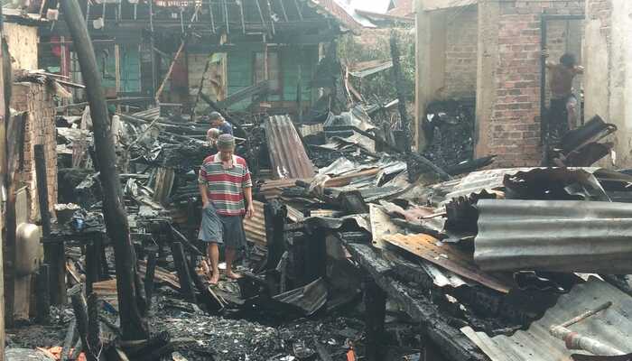 Kebakaran Dahsyat, 4 Rumah Warga Hangus, 7 Mobil Damkar Berjibaku Padamkan Api
