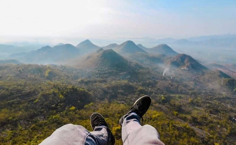Pacu Adrenalin 3 Gunung Tertinggi di Kalimantan Yang Terkenal Curam Sangat Menantang
