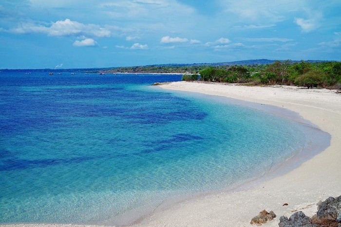 MENAKJUBKAN Pantai Nusa Tenggara Timur Surganya Pantai Biru yang Sangat Indah