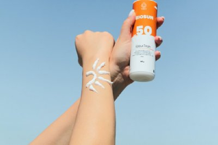Upps!! Perlu Di Perhatikan Ini Kontroversi Isu Miring Terkait Sunscreen Spray